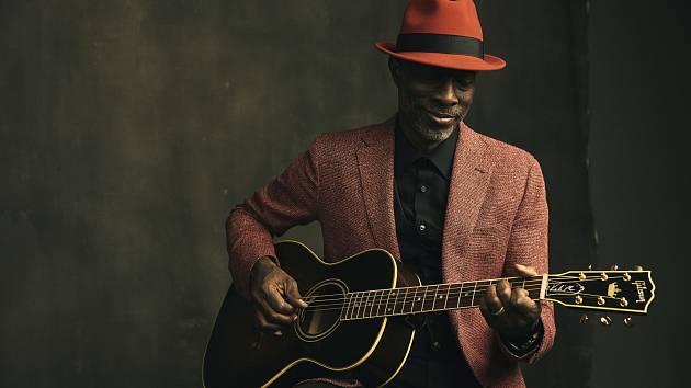 Keb' Mo' and a hundred buck pants. The American singer-songwriter will perform in Prague