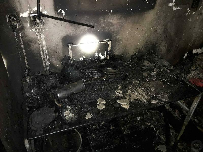 FOTOGALERIE: Rodinný dům vyhořel. Kolegové trojnásobné maminky vyhlásili sbírku