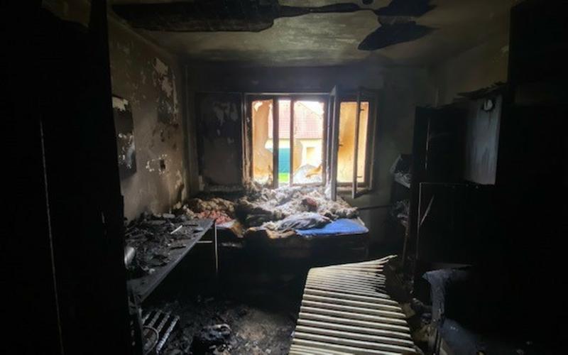 FOTOGALERIE: Rodinný dům vyhořel. Kolegové trojnásobné maminky vyhlásili sbírku 