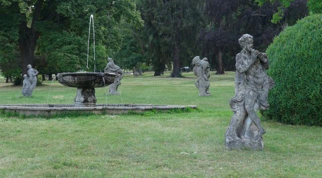 Rozsáhlou kolekci soch Matyáše Brauna nabízí zámek Valeč, tím jeho atraktivita zdaleka nekončí