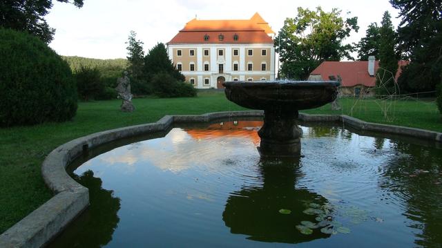 Rozsáhlou kolekci soch Matyáše Brauna nabízí zámek Valeč, tím jeho atraktivita zdaleka nekončí 