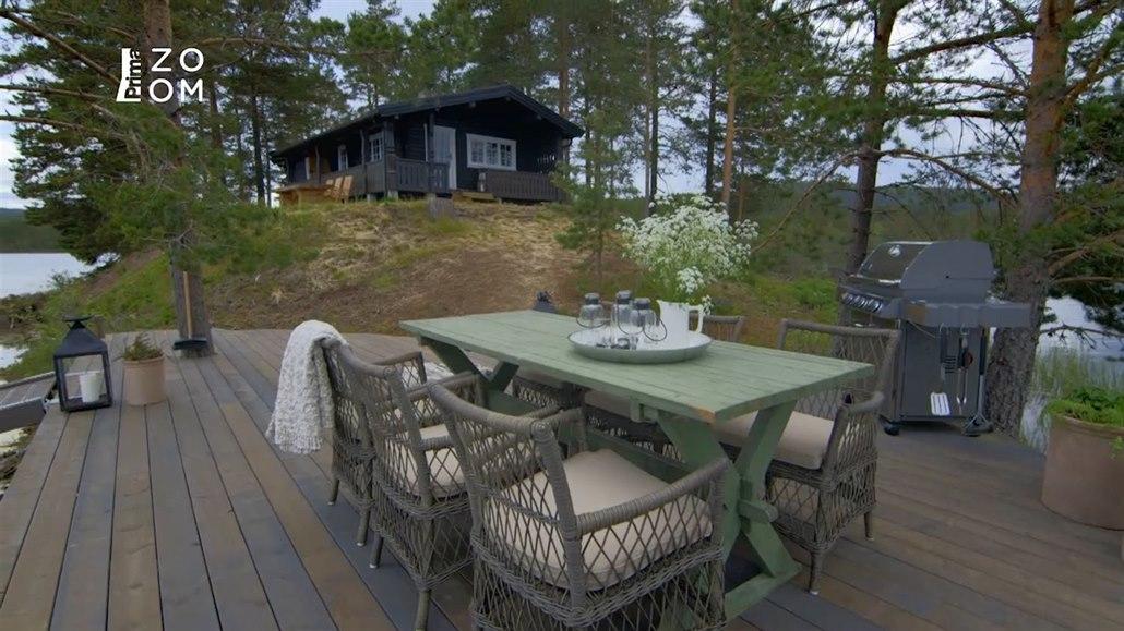 Jak se staví sen po norsku: stará chata dostala plovoucí molo i terasu