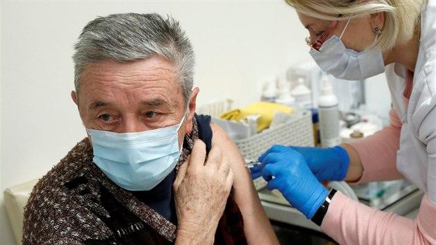 iRozhlas Desetitisíce lidí nad 70 let se zasekly při rezervaci očkování. ‚Zavolejte na 1221,‘ vzkazuje ministerstvo