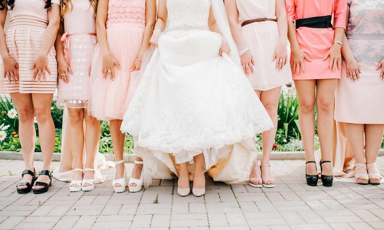 Kleider für Hochzeitsgäste - Dresscodes und was sie bedeuten 