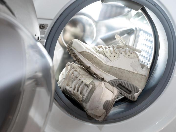 Weiße Sneaker reinigen: Diese Tipps helfen garantiert