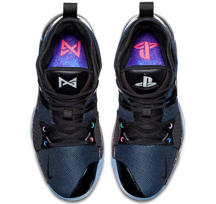 Ja, das sind PlayStation-Schuhe, die sogar im Dunkeln leuchten! 