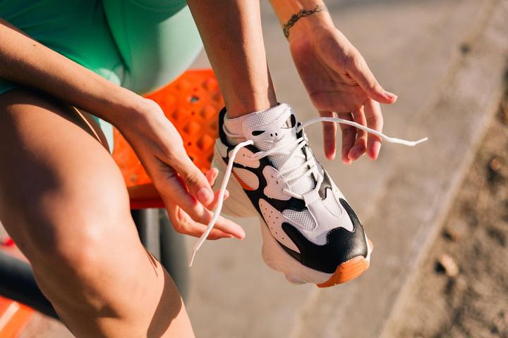 Sneaker-Trends 2022: Diese Turnschuh-Modelle sind dieses Jahr angesagt – von minimalistisch bis retro