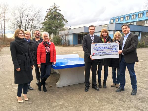Großzügige Spenden: Otto-Graf-Realschule erhält Außen-Tischtennisplatte