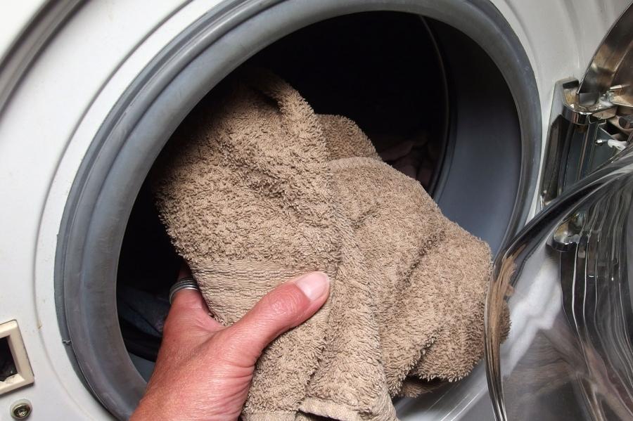 7 Dinge, die Sie außer Wäsche noch in der Waschmaschine reinigen können 