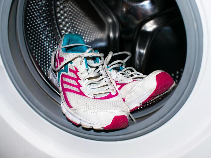 Schuhe waschen: Dürfen Schuhe in die Waschmaschine? 