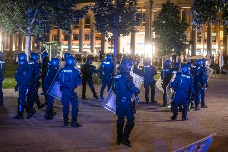 Stuttgart riot: audio message of a Police officers at the riot 