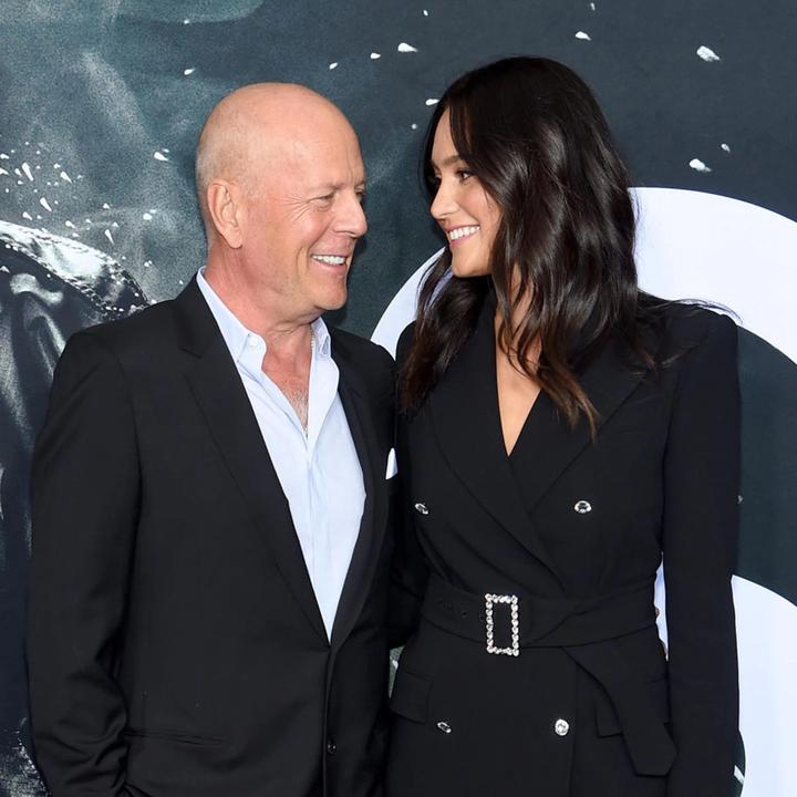 Bruce Willis: Rare!Family photo with Emma and the kids delighted fans