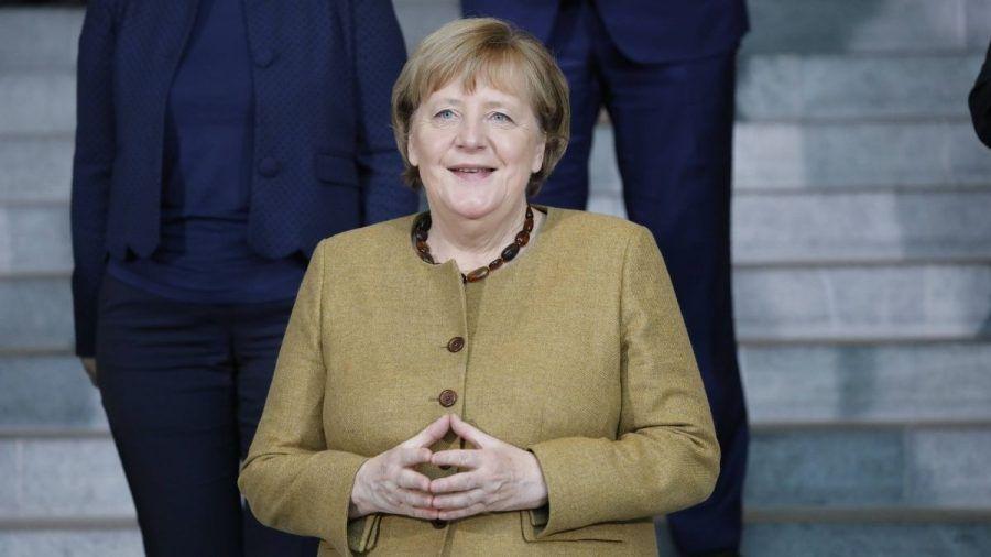 Angela Merkel bei Nike erwischt: Sie interessiert sich für das Modell „Air Force 1“