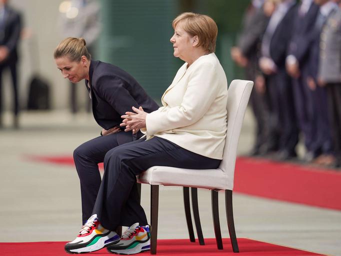 Angela Merkel bei Nike erwischt: Sie interessiert sich für das Modell „Air Force 1“ 
