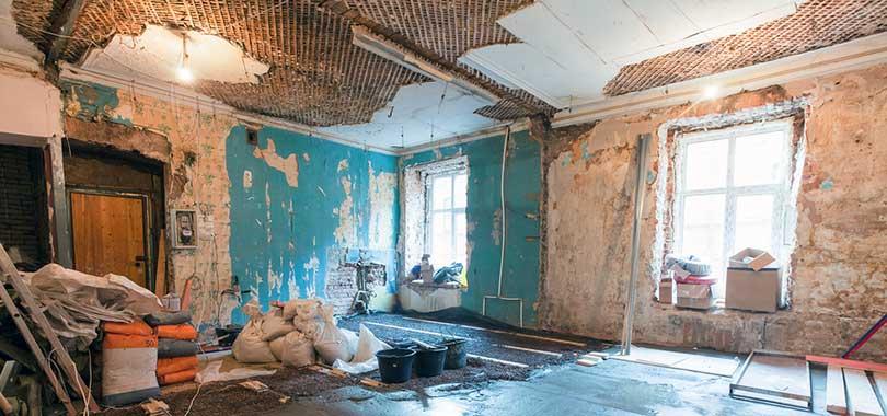 Avoiding asbestos exposure when renovating an old home 