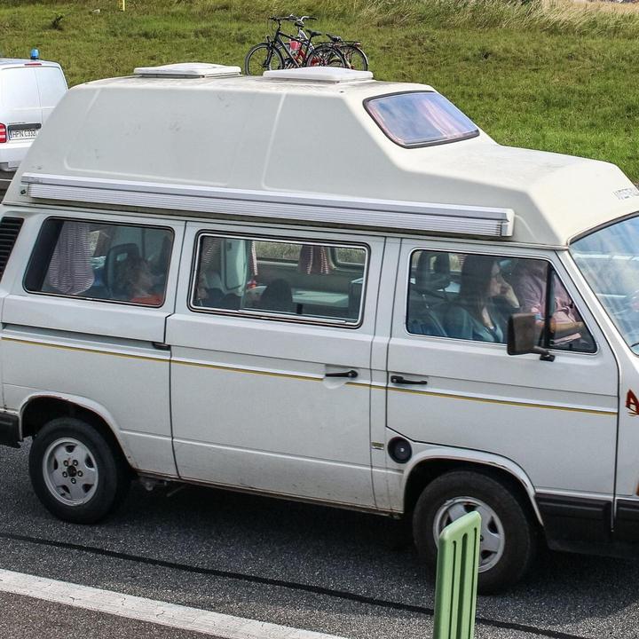 Nachrichten aus Deutschland: Mann entdeckt geklautes Auto nach zehn Jahren auf Campingplatz