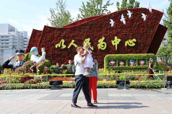 Flowers adorn streets for Party anniversary - Chinadaily.com.cn