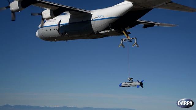 輸送機にピットイン。世界初のドローン空中回収の映像を見て震えよう  