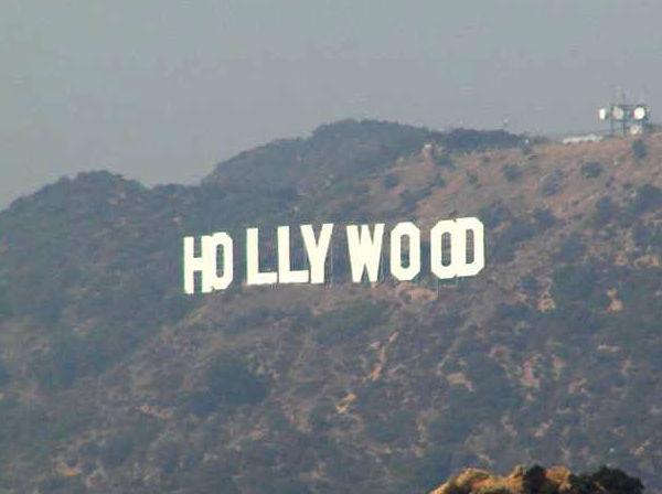 Hollywoodサインが｢Hollyweed｣に！ カリフォルニア州大麻合法化を祝したイタズラ？ 