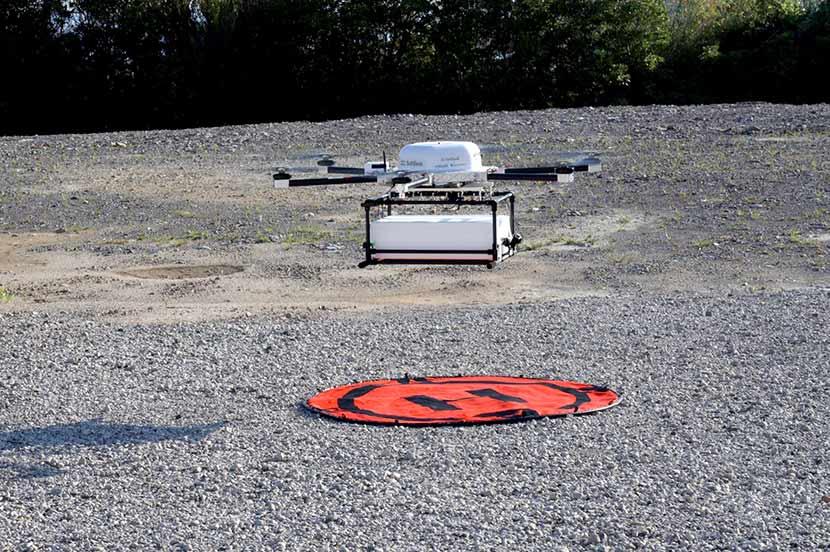 とれたてのカツオが空から届く！和歌山県すさみ町の漁港からドローンでの運搬に成功 - ITをもっと身近に。ソフトバンクニュース