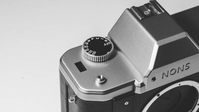 ＜一眼レフ×インスタントカメラ＞レンズの付け替えから明るさ・焦点距離の調整まで対応。写真好きなら一度は使いたい新スタイルのカメラが登場 企業リリース | 日刊工業新聞 電子版 