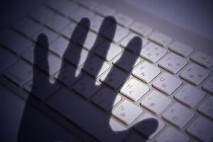 イラン政府支援のサイバー攻撃者が世界でスパイ活動、英米当局が警告 | TECH+ マイナビニュース マイナビ 