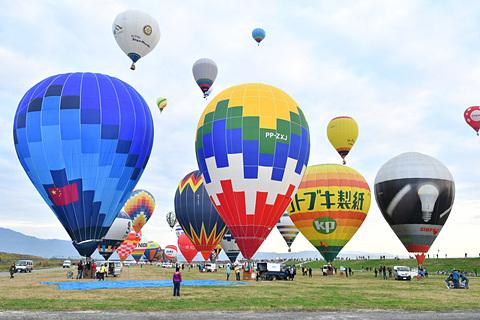 2018佐賀インターナショナルバルーンフェスタ開催。毎年バルーン競技に参加するキャセイパシフィック航空のフライトに密着してみた 