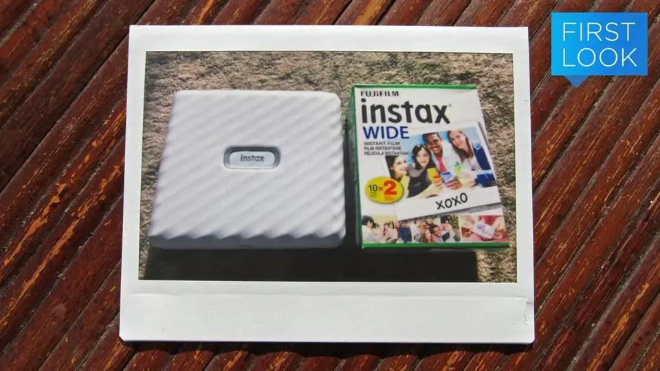 Czech printer "instax Link WIDE" is used for large smartphones. You can easily print memories in large sizes.