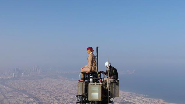 How about shooting?Women and airplanes cross the top of the world's tallest building.Emirates released a making video