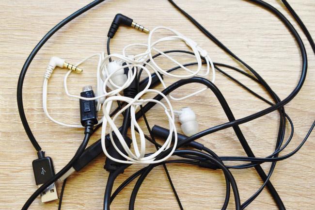 Wired earphones' big troubles!What is the good way to wind the earphone code that is hard to break without being involved?｜ @Dime at Daim