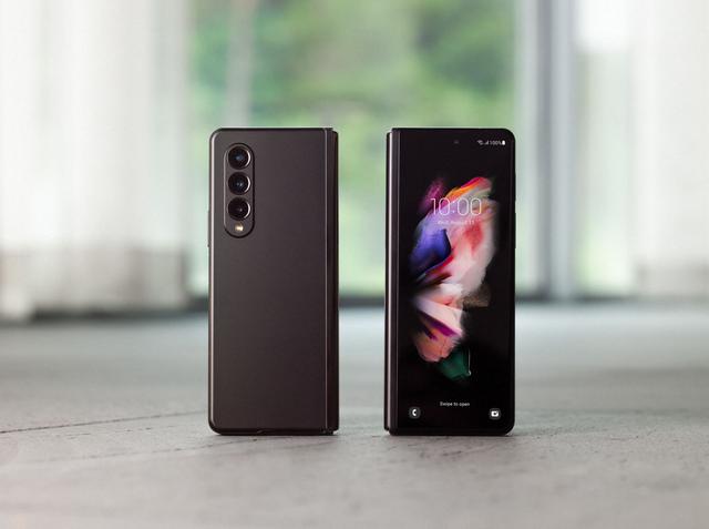 "Galaxy Z Fold3 5G", double-sided foldable type compatible with S pen-Keitai Watch