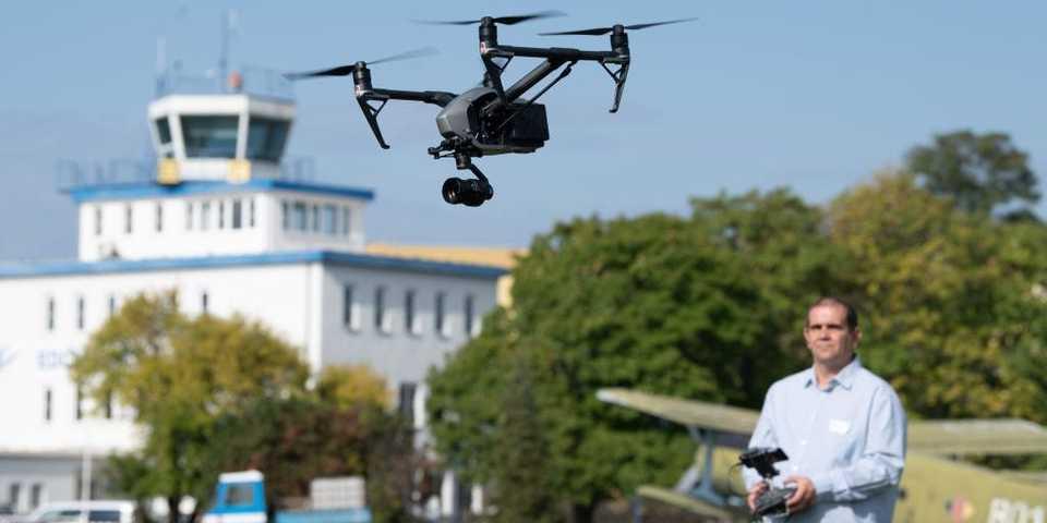 サービスは一時停止に… グーグル系宅配ドローンがカラスに襲われる