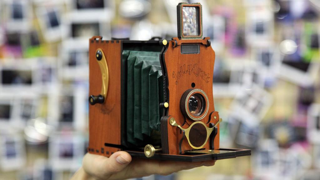 ＜チェキ用フィルム対応＞レトロ機材風の見た目がおしゃれな『木製インスタントカメラ』｜きびだんご株式会社のプレスリリース 