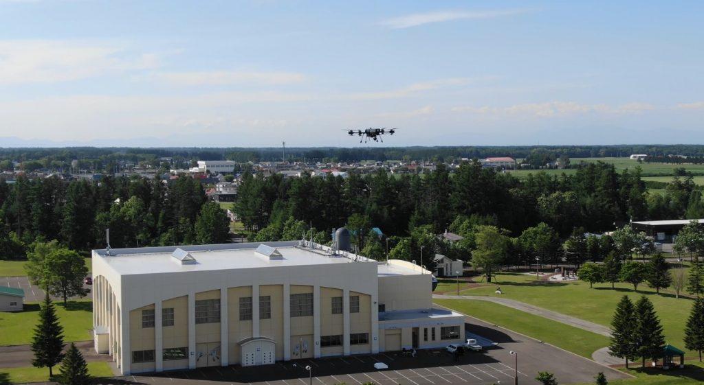 センシンが北海道更別村で「SENSYN Drone Hub」の緊急時対応実験　西山村長「多様性ある活用可能」【DF】