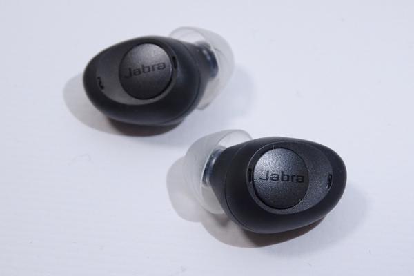 Jabra、聴力強化機能付き新完全ワイヤレス「Jabra Enhance」。日常の“聞こえにくさ”の改善をサポート 