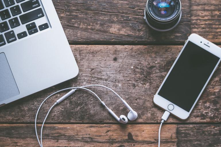 Convenient use of genuine iPhone earphones and microphones that can also be used for online meetings | @DIME At Dime