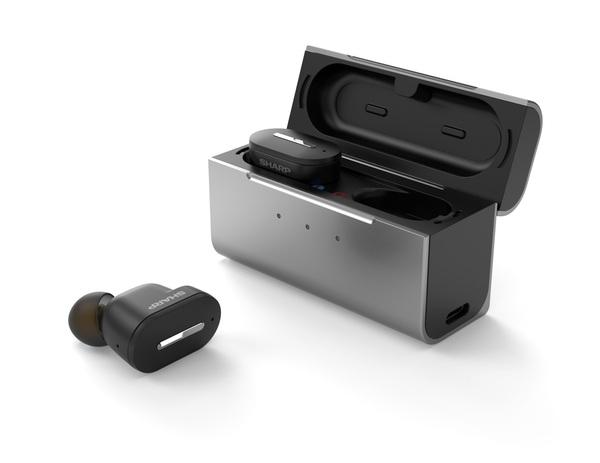 シャープ、イヤホンとしても使える補聴器「メディカルリスニングプラグ」