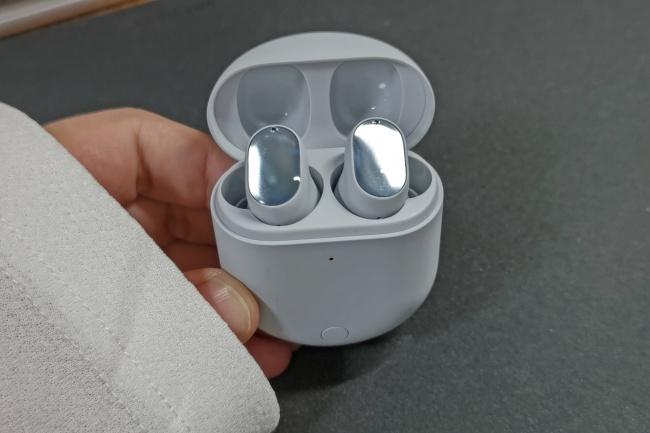 ノイズキャンセリング、防水、高音質で6990円！驚異の価格で攻めるXiaomiの完全ワイヤレスイヤホン「Redmi Buds 3 Pro」の買い得度 