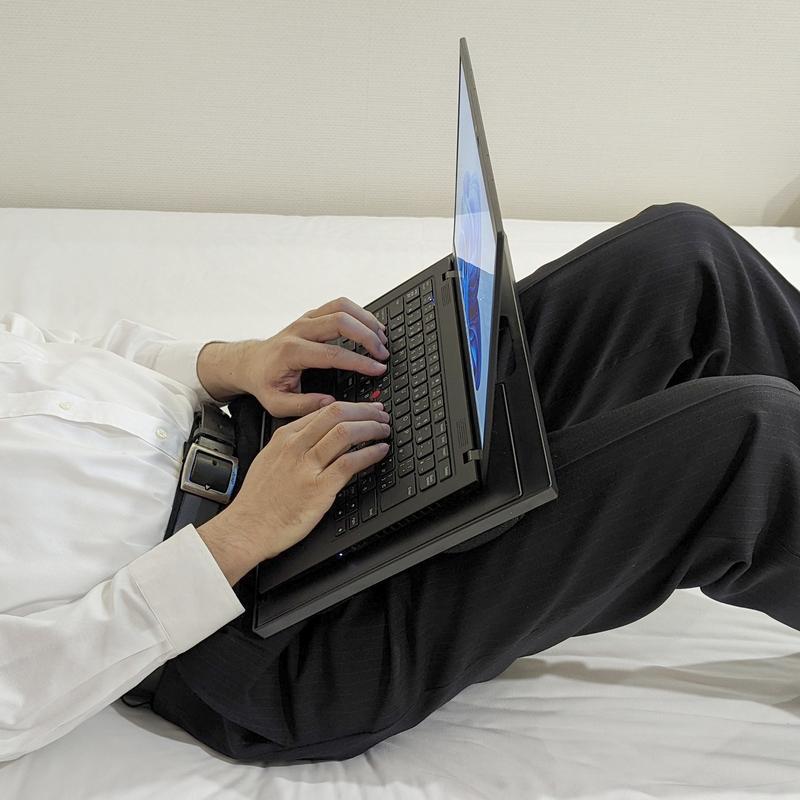 ベッドの上でノートパソコンを使う場合に最適、高さ調整が可能な「ひざ上クッション付PCスタンド」 - ケータイ Watch
