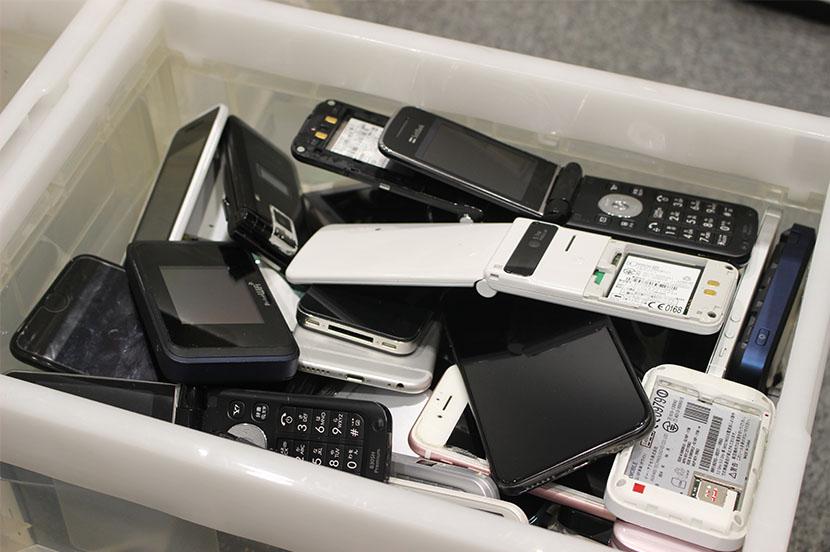 古いスマホなど携帯電話を処分したいときの捨て方は？ 処分・リサイクルの流れを徹底解説（ショップ篇） - ITをもっと身近に。ソフトバンクニュース 