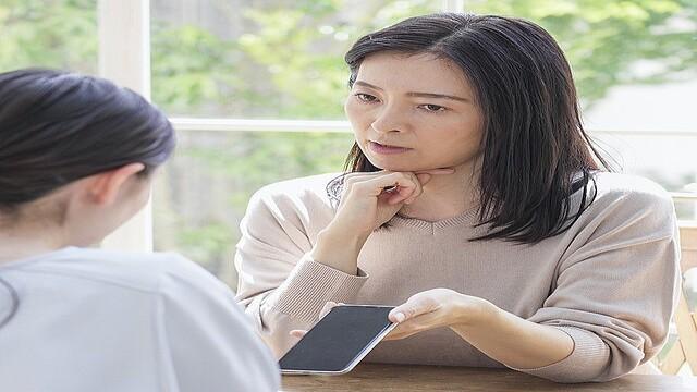 子どもの携帯・スマホ…あなたは「見る派」「見ない派」？　トラブルから子どもを守りたいけど…保護者たちも賛否両論