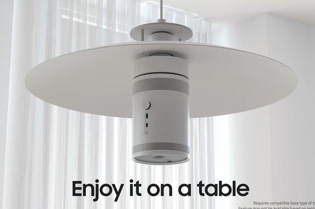 ＜CES＞サムスン、ポータブルプロジェクター「The Freestyle」。照明ソケットに接続して使用も可能 