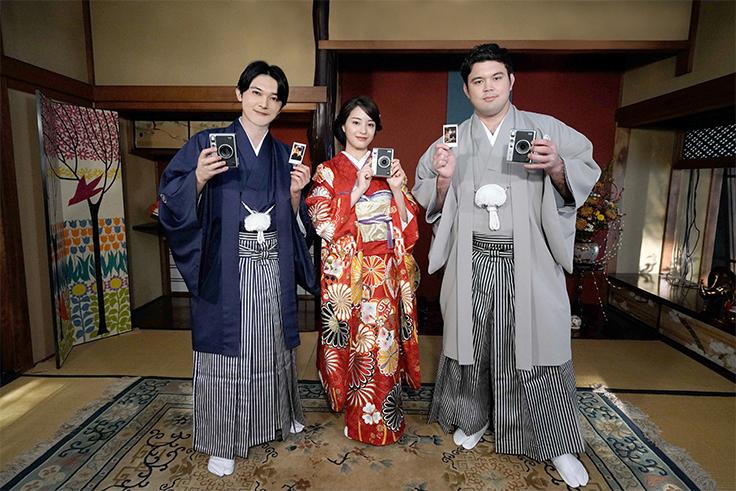 「お正月を写そう♪2022 チェキ・エモい写真」篇 ～12月29日（水）から全国でTVCM放映開始～ | 富士フイルム [日本]