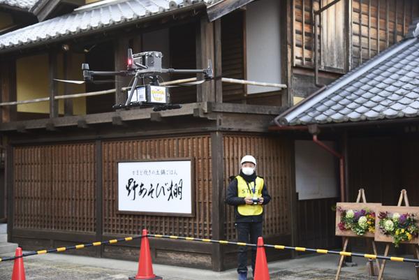 空飛ぶ「赤福」　伊勢おはらい町周辺でドローン実験　三重（伊勢新聞） - Yahoo!ニュース