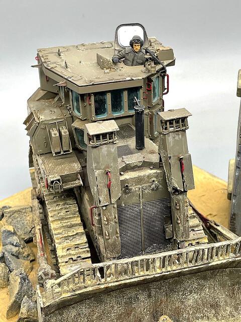 The armored bulldozer "D9R" is completed with dirt like a desert area![Master's plastic model technique <D9R armored bulldozer>] | & GP