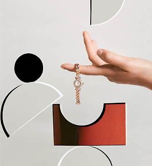 Sophisticated adult hands with the latest work of "H -Watch" and "Fourre Polka" of "Hermes"