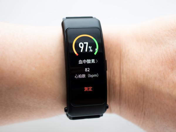 カポッと外すとスマートバンドからヘッドセットに？　ガジェット好きが気になる「HUAWEI TalkBand B6」 