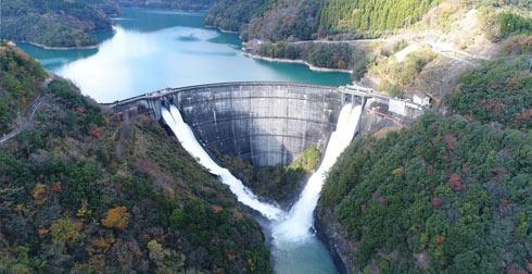 巨大ダムの放流をライブ配信、ドローン空撮も　九州電力の上椎葉ダム - ITmedia NEWS 