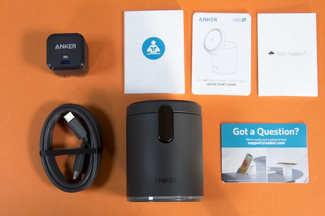 If you incorporate Anker's "Wireless Charging Station" into the desk, the stress of the cords that are jumping in space will be lost.