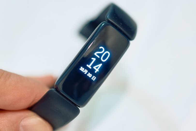 睡眠中でも外れにくいスマートバンド「Fitbit Inspire 2」を試してみて欲しい理由【今日のライフハックツール】 